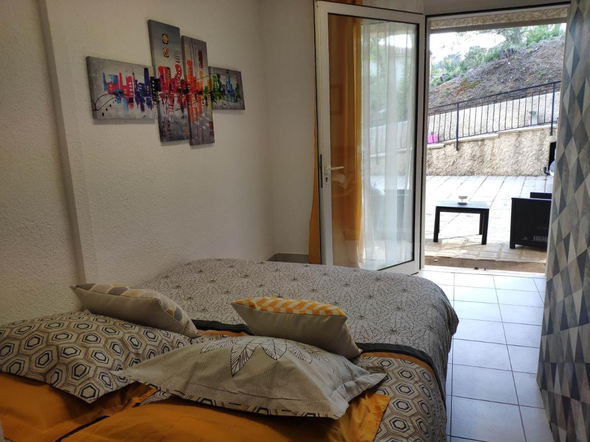 La Tourelle Suite Cosy Entre Vignoble Aixois Et Luberon Le Puy-Sainte-Reparade Exterior photo