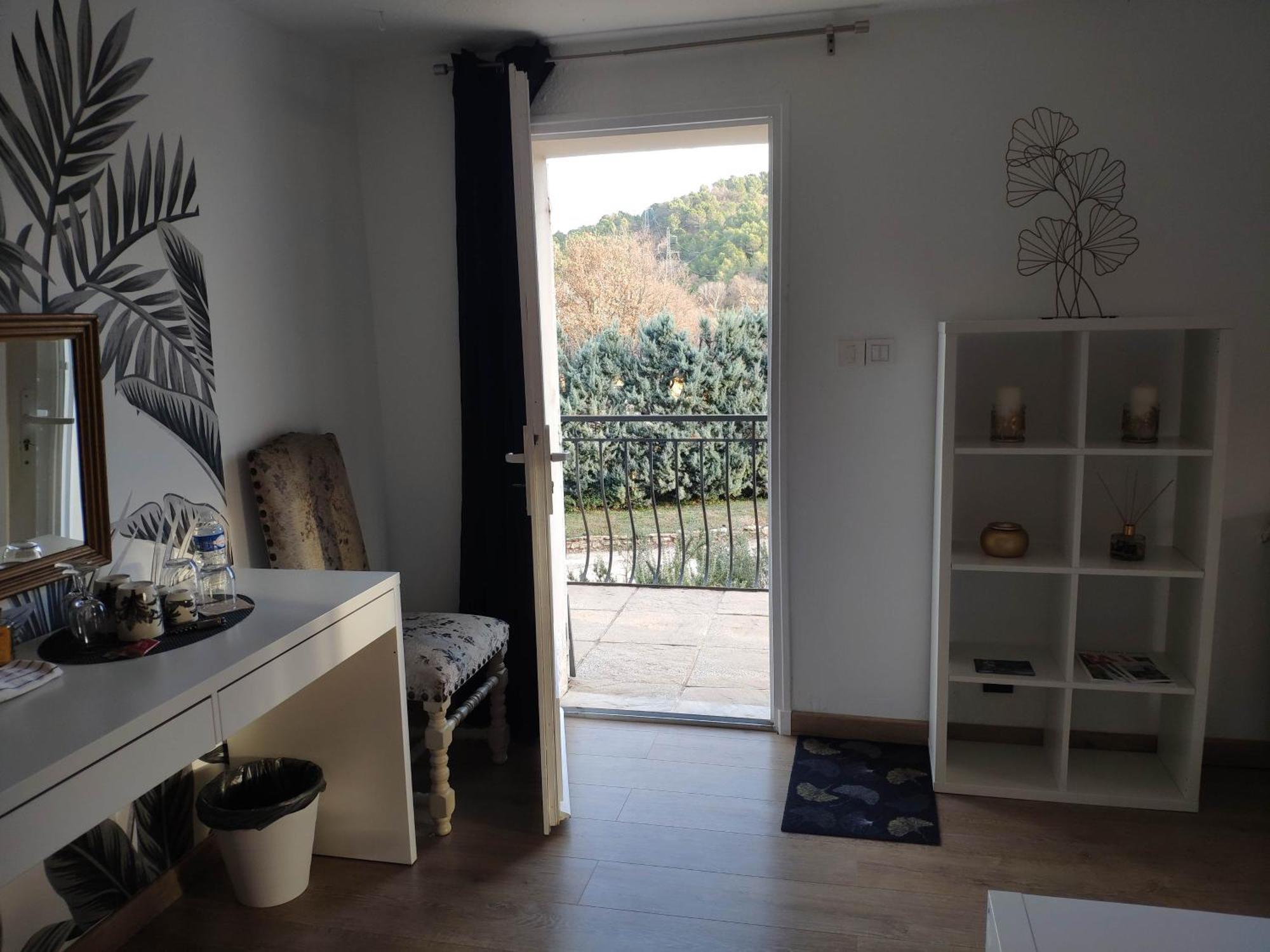 La Tourelle Suite Cosy Entre Vignoble Aixois Et Luberon Le Puy-Sainte-Reparade Exterior photo
