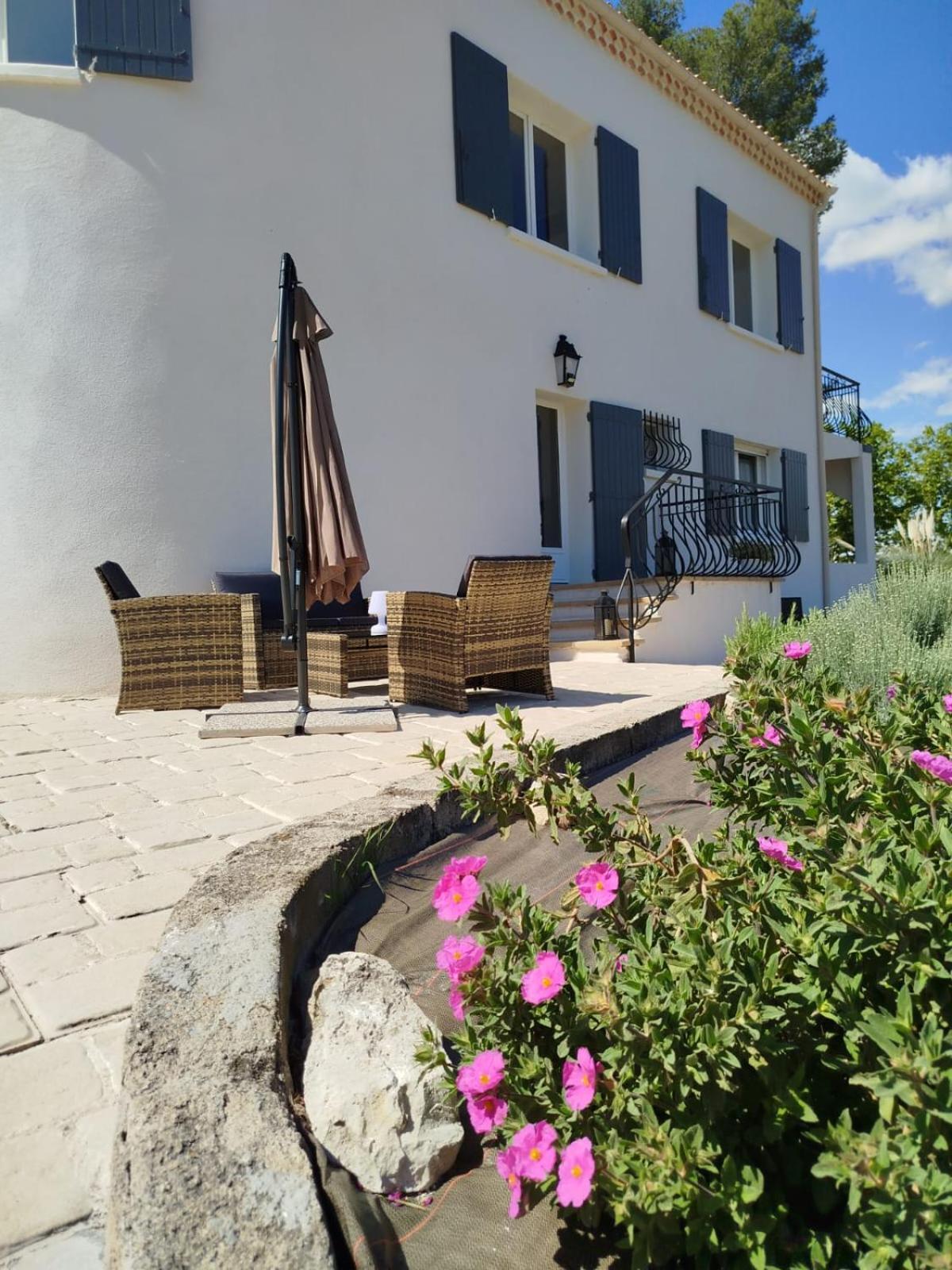 La Tourelle Suite Cosy Entre Vignoble Aixois Et Luberon Le Puy-Sainte-Reparade Exterior photo